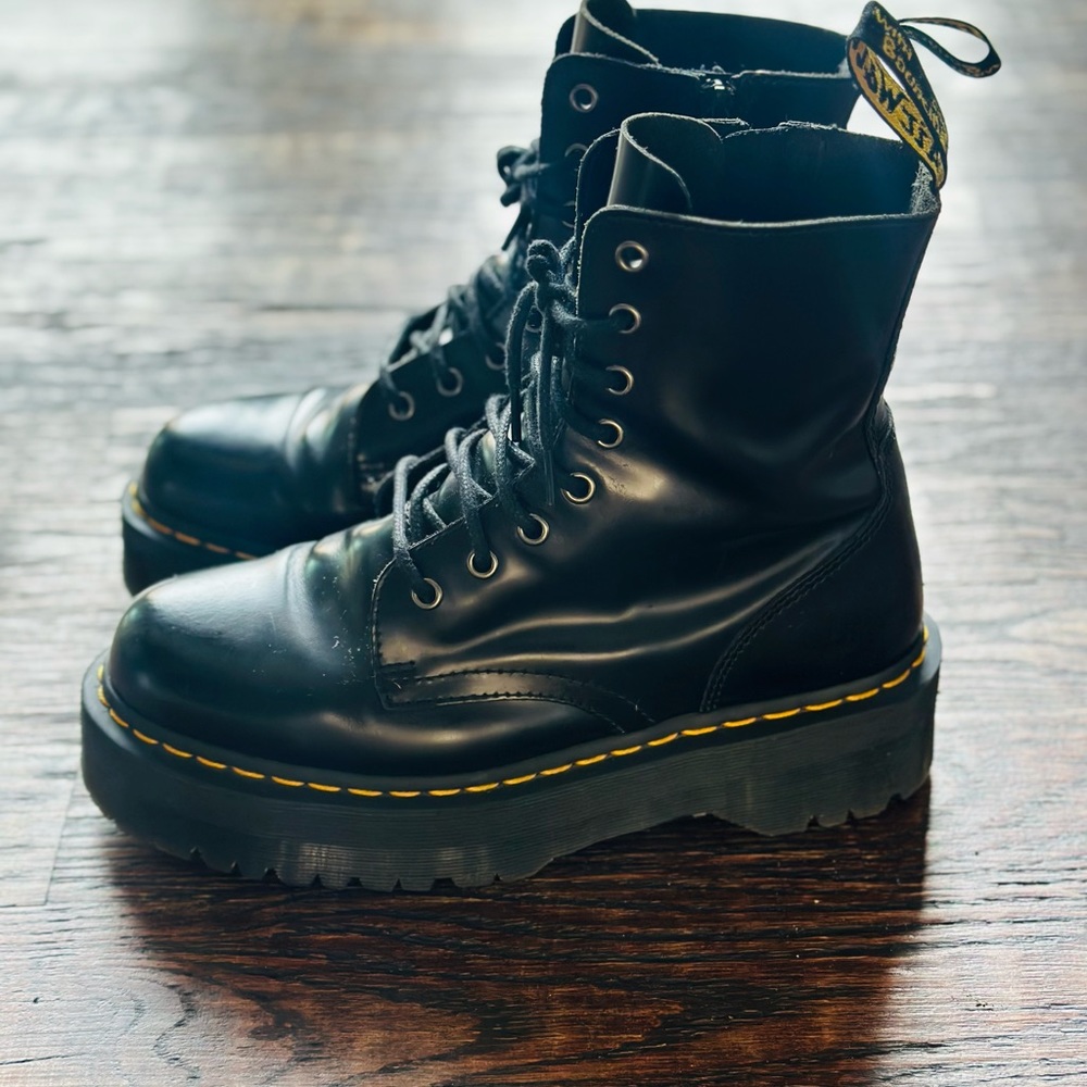 Platform Dr. Martens boots